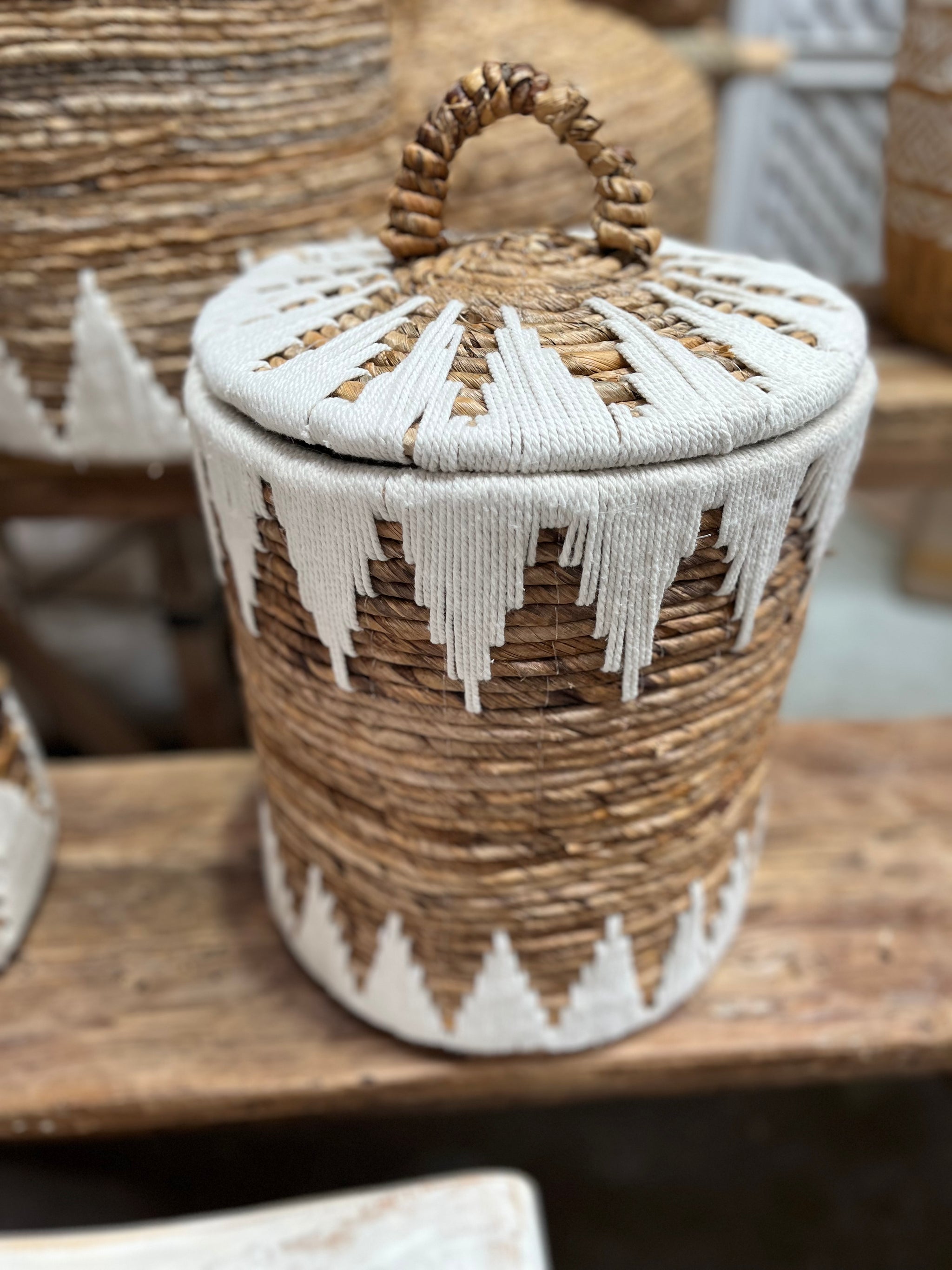 Natural / white woven basket with lid S - Bali Beach Beyond