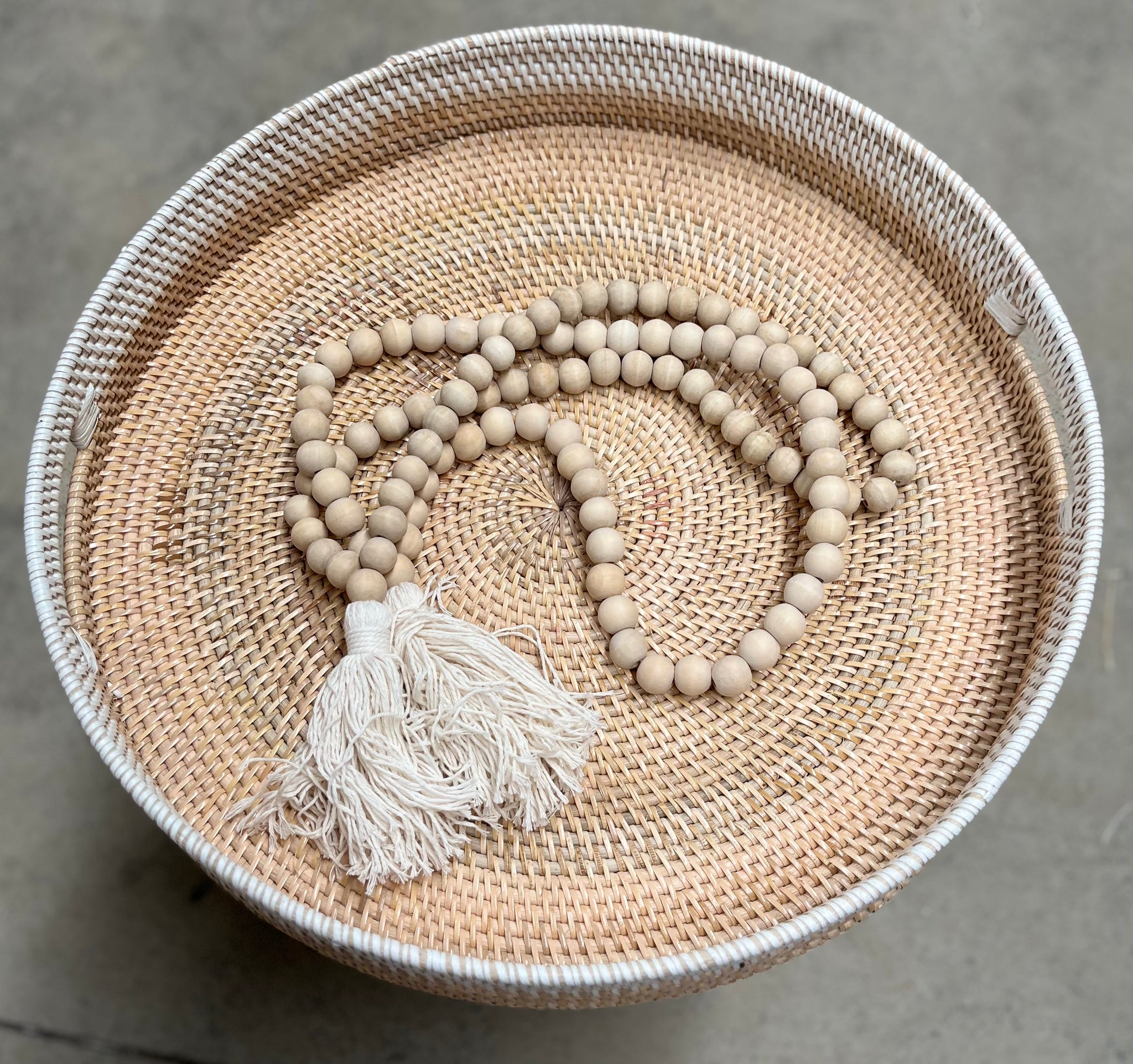 Round white/ natural tray M - Bali Beach Beyond