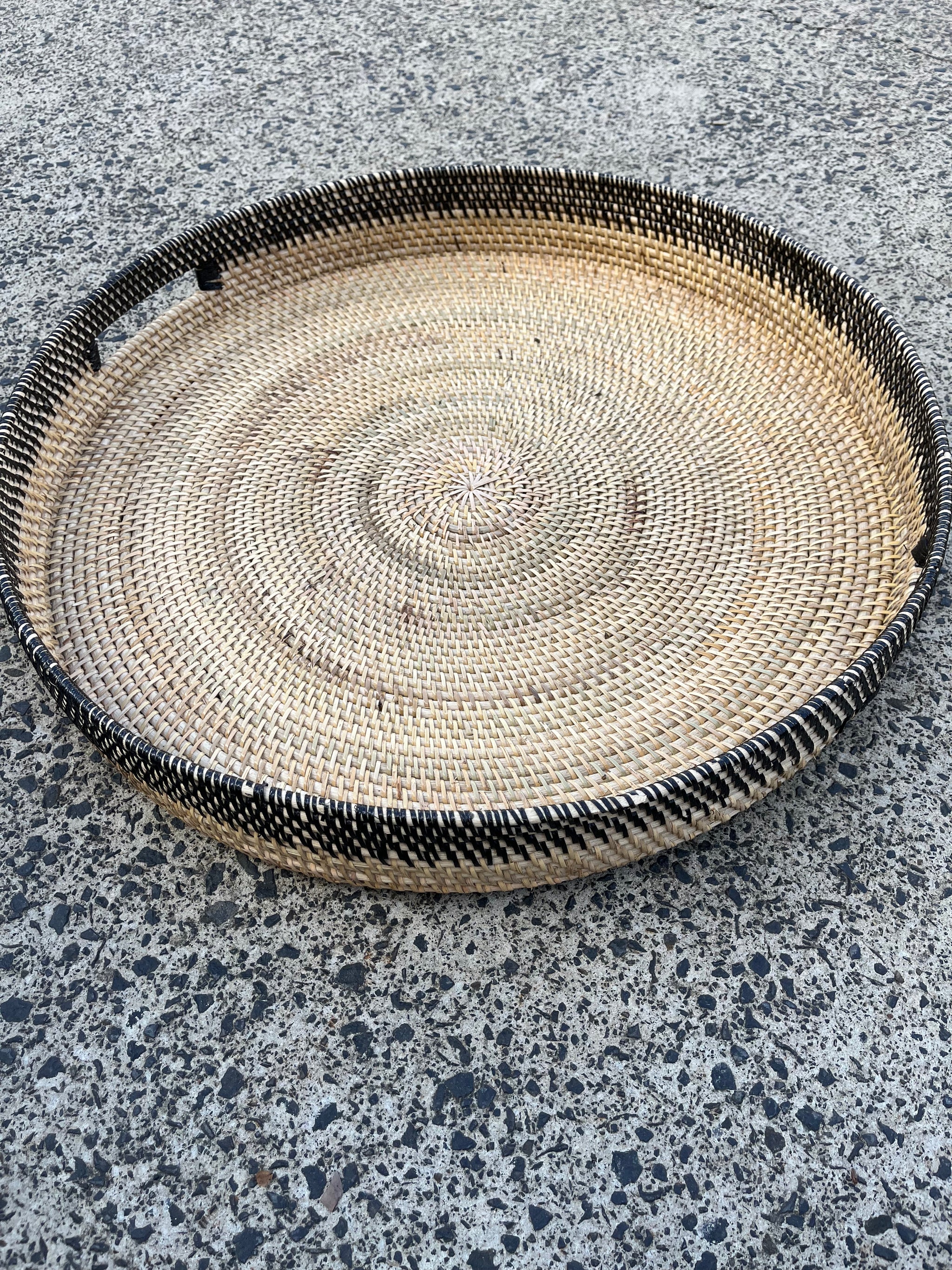 Round black / natural tray M - Bali Beach Beyond