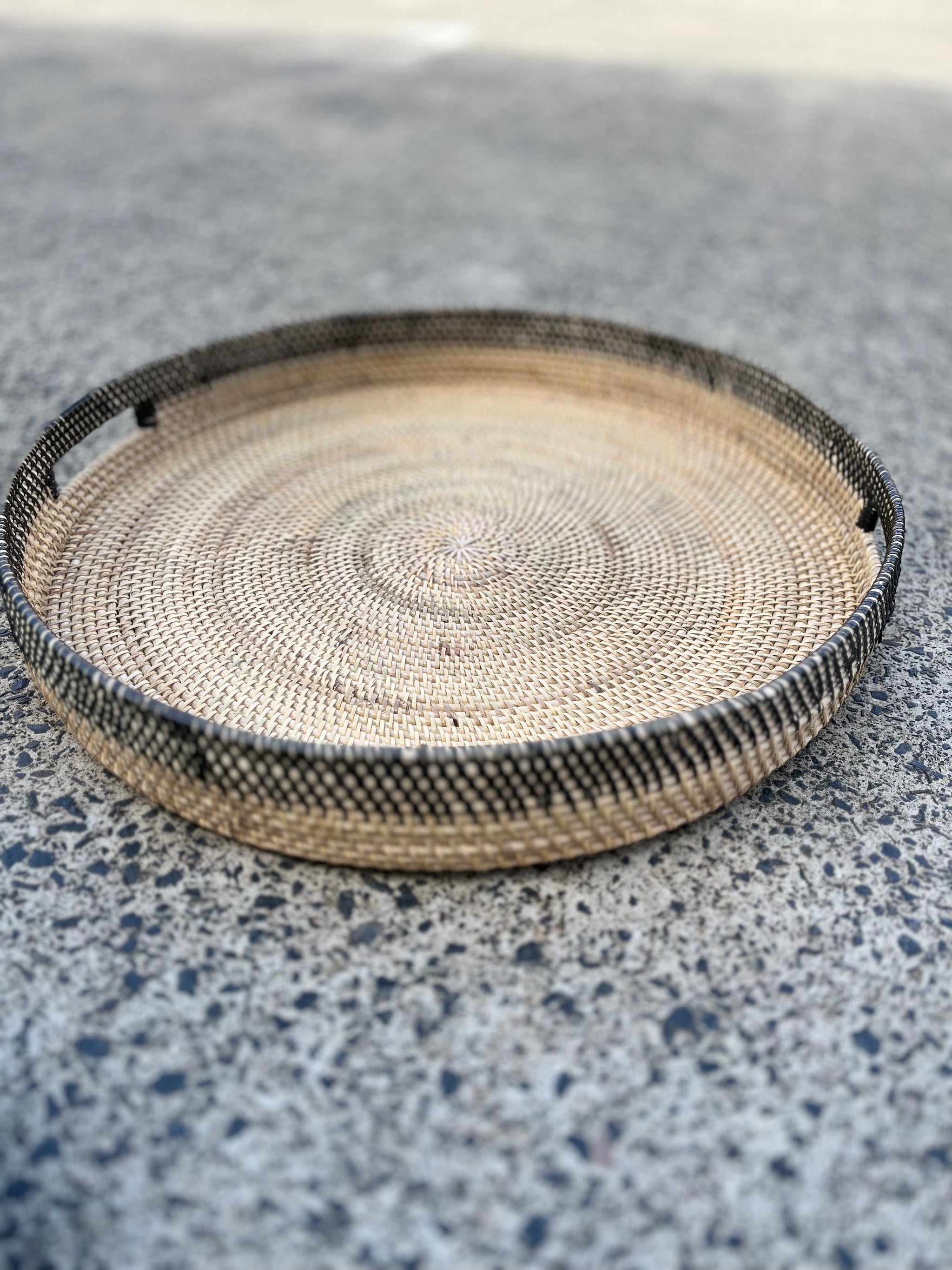 Round black / natural tray S - Bali Beach Beyond