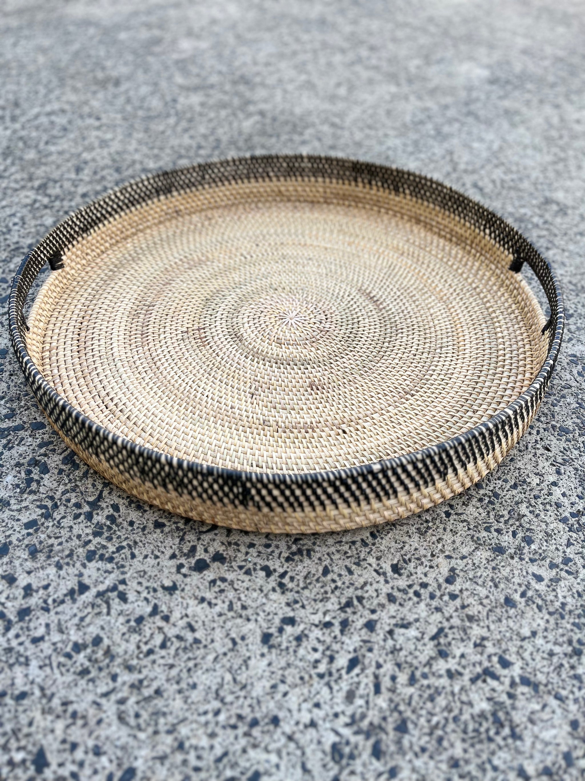 Round black / natural tray S - Bali Beach Beyond