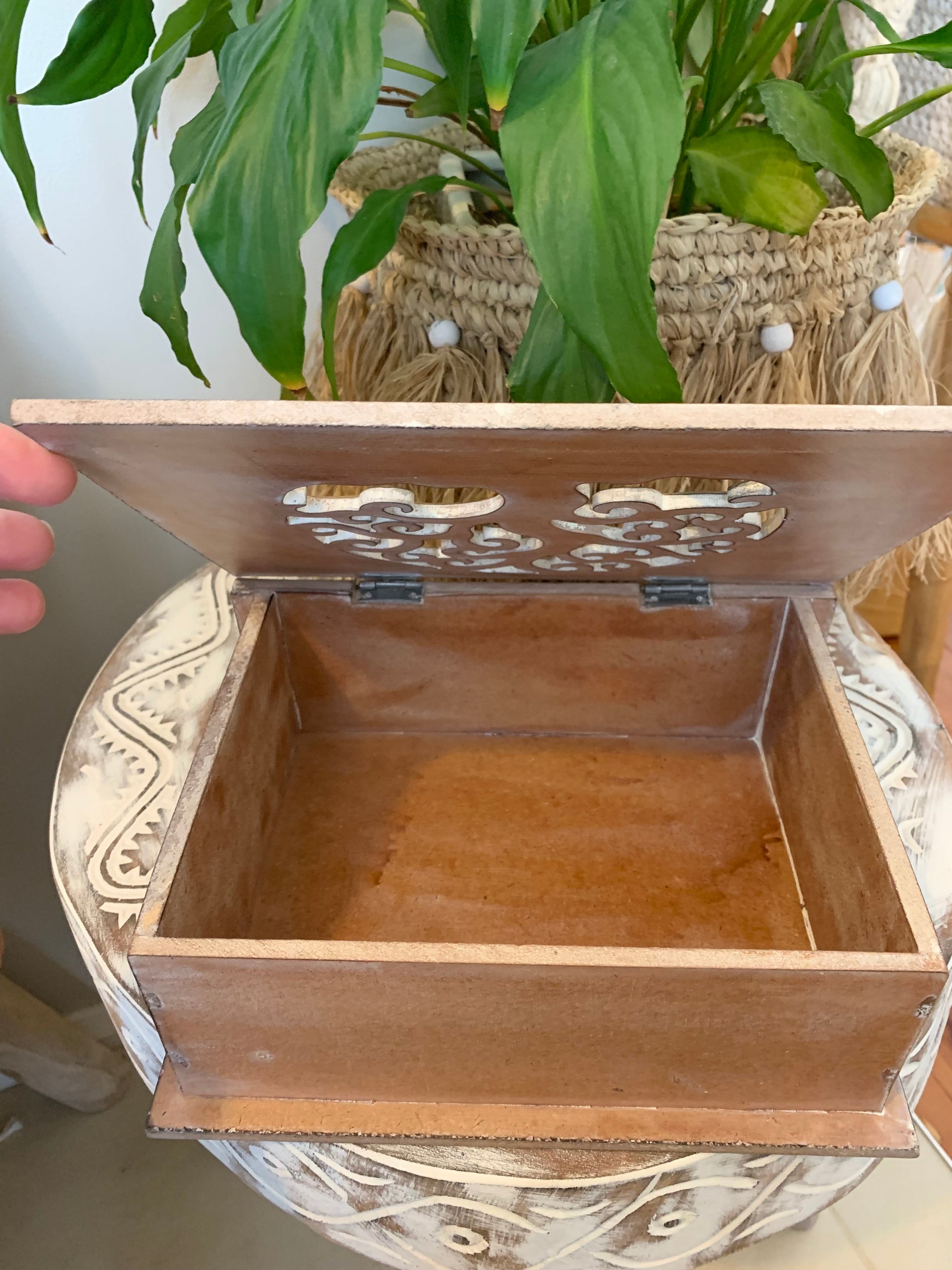 Carved tree of life brown box with hinged lid. Jewellery / storage. Large. 24cm w