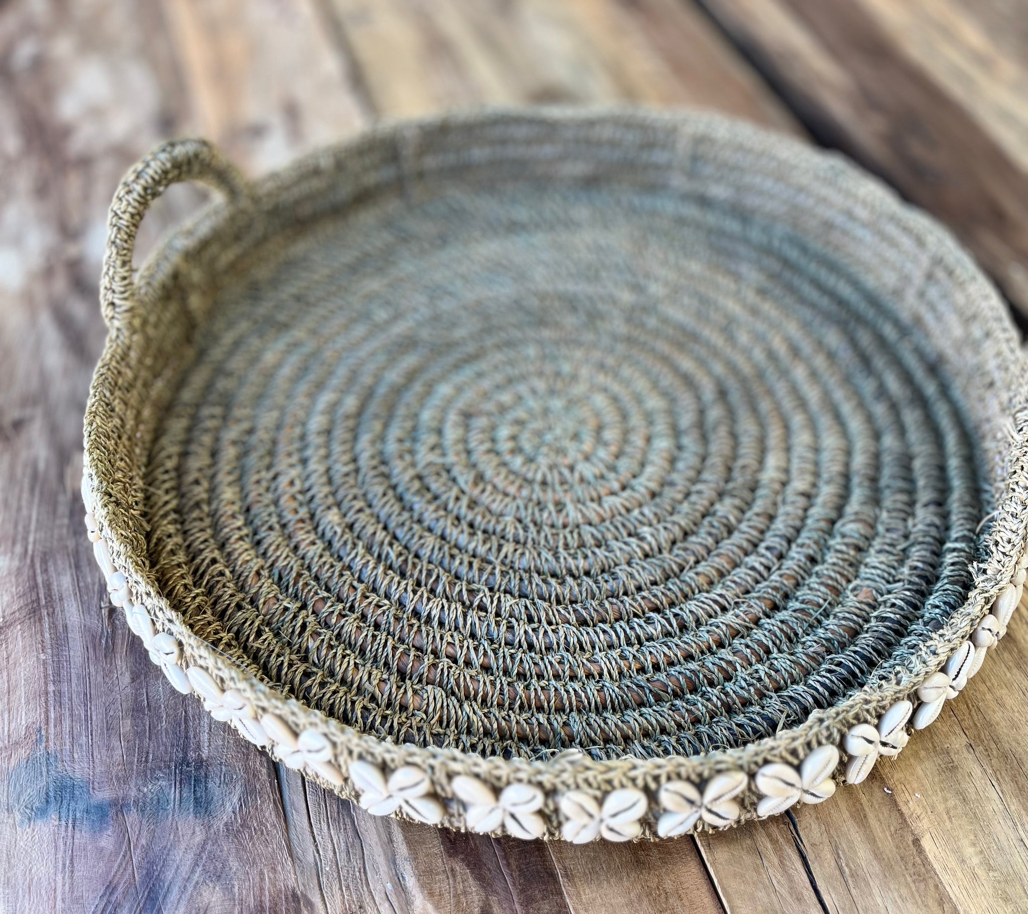 Round tray with shell detail L - Bali Beach Beyond