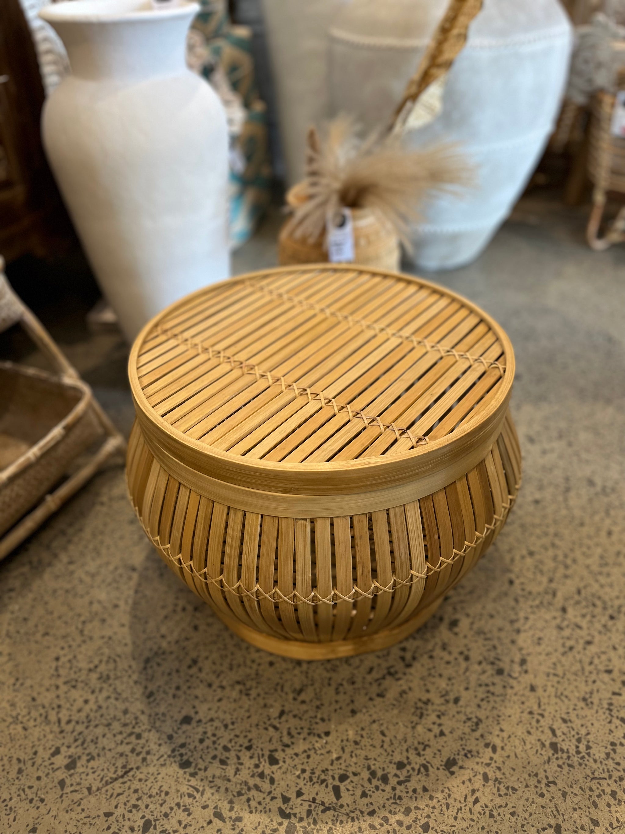 Storage basket / table