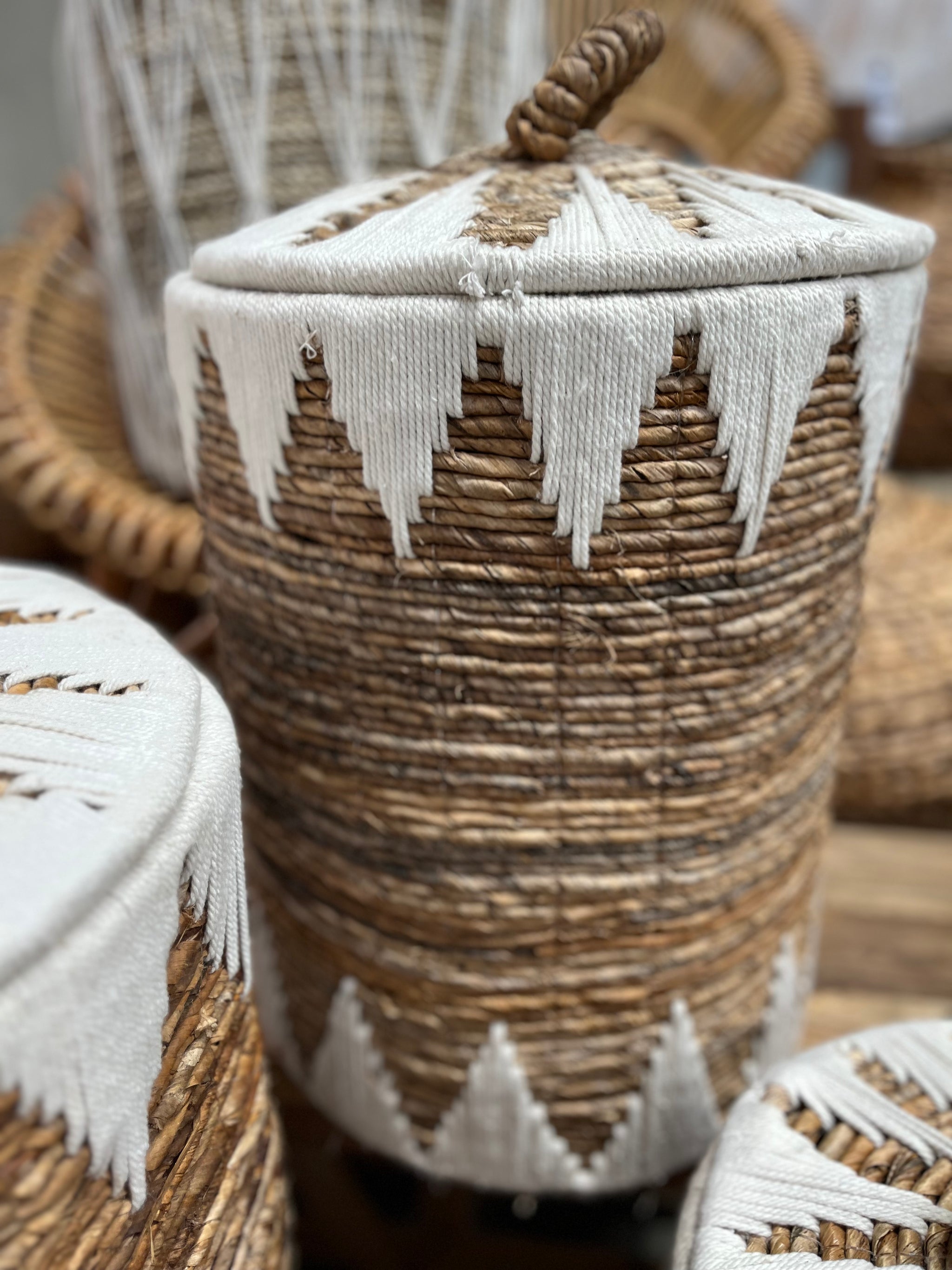 Set 3 natural / white woven baskets with lids