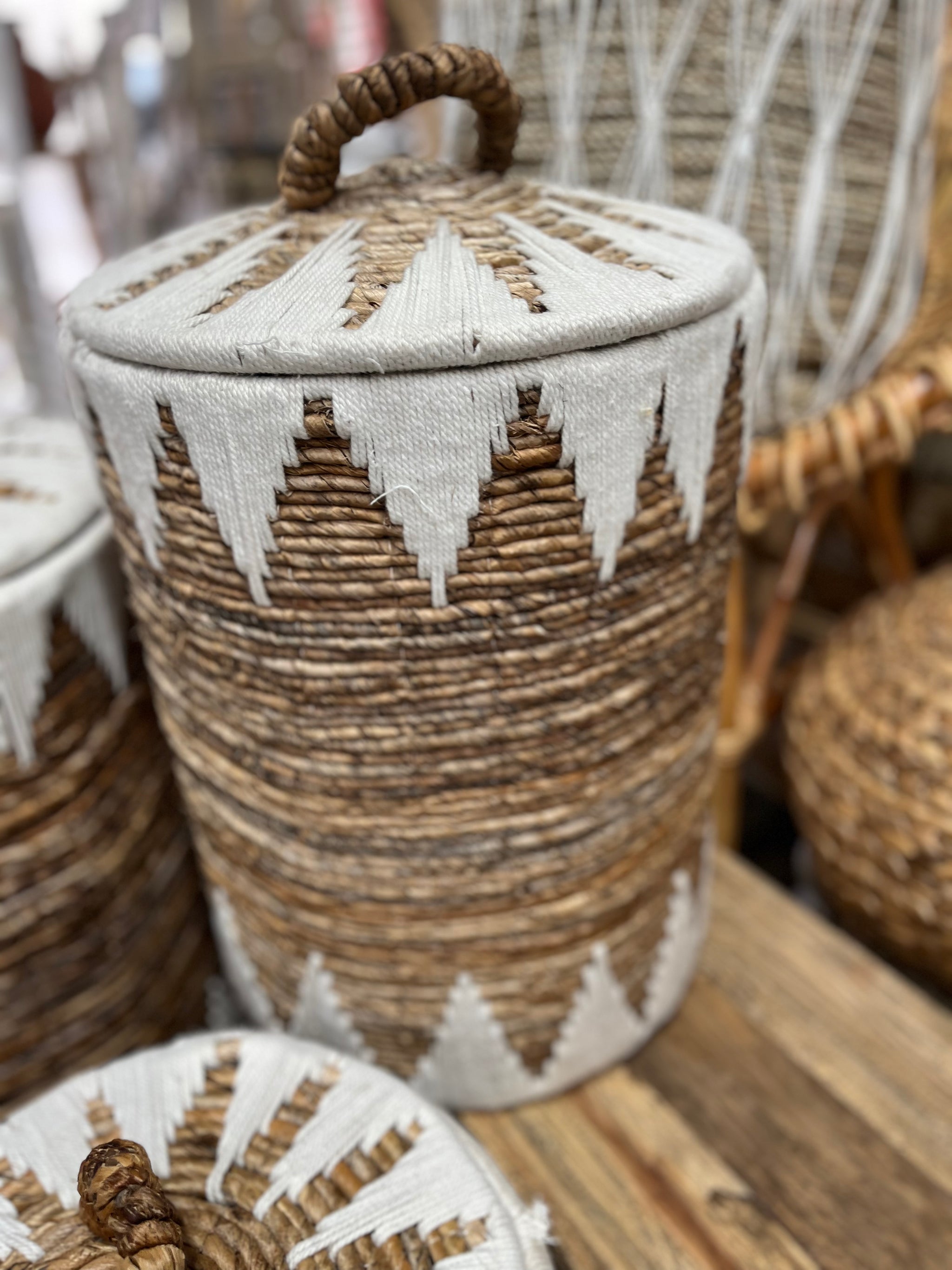 Set 3 natural / white woven baskets with lids