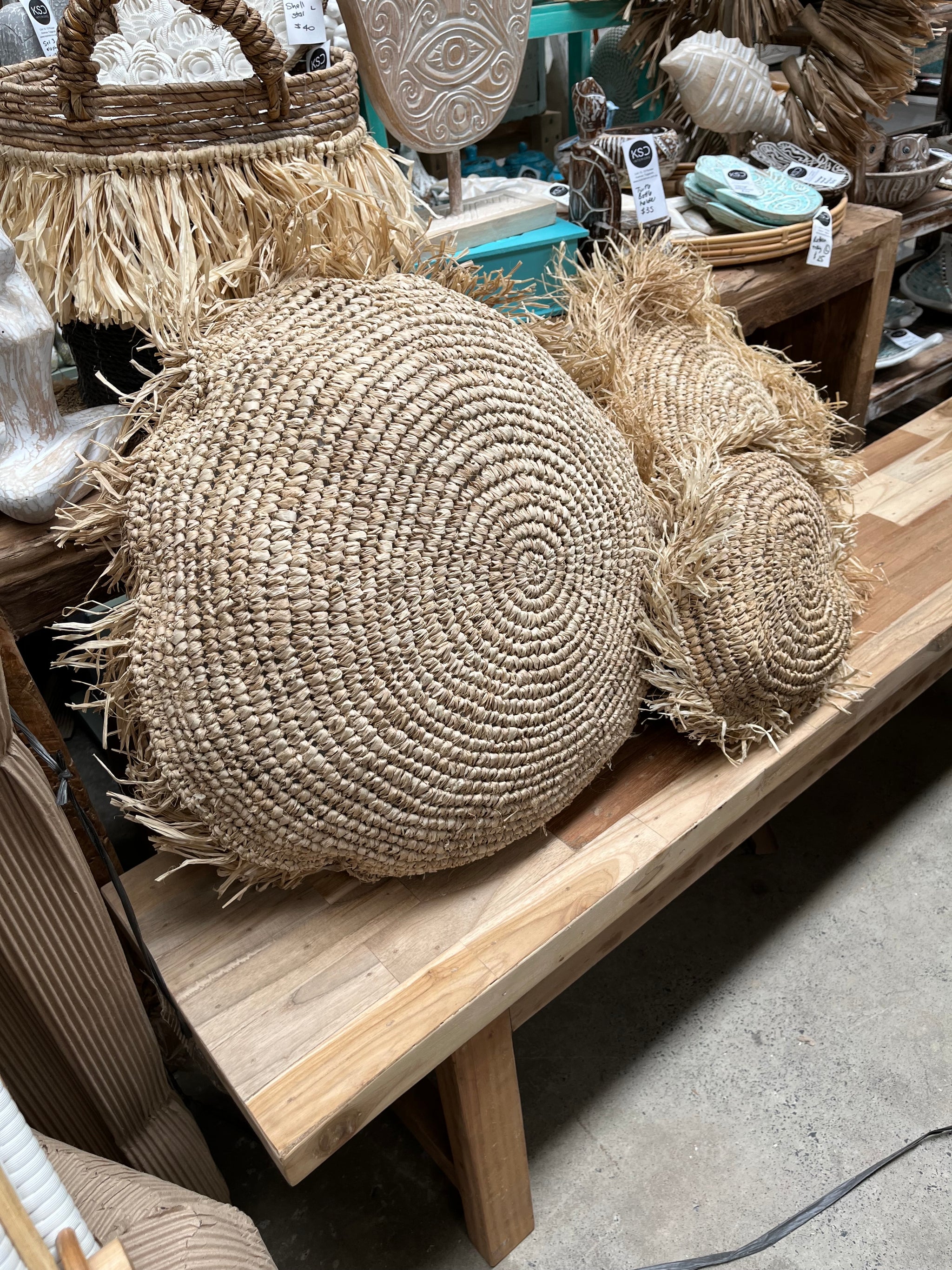 Round raffia cushion and insert