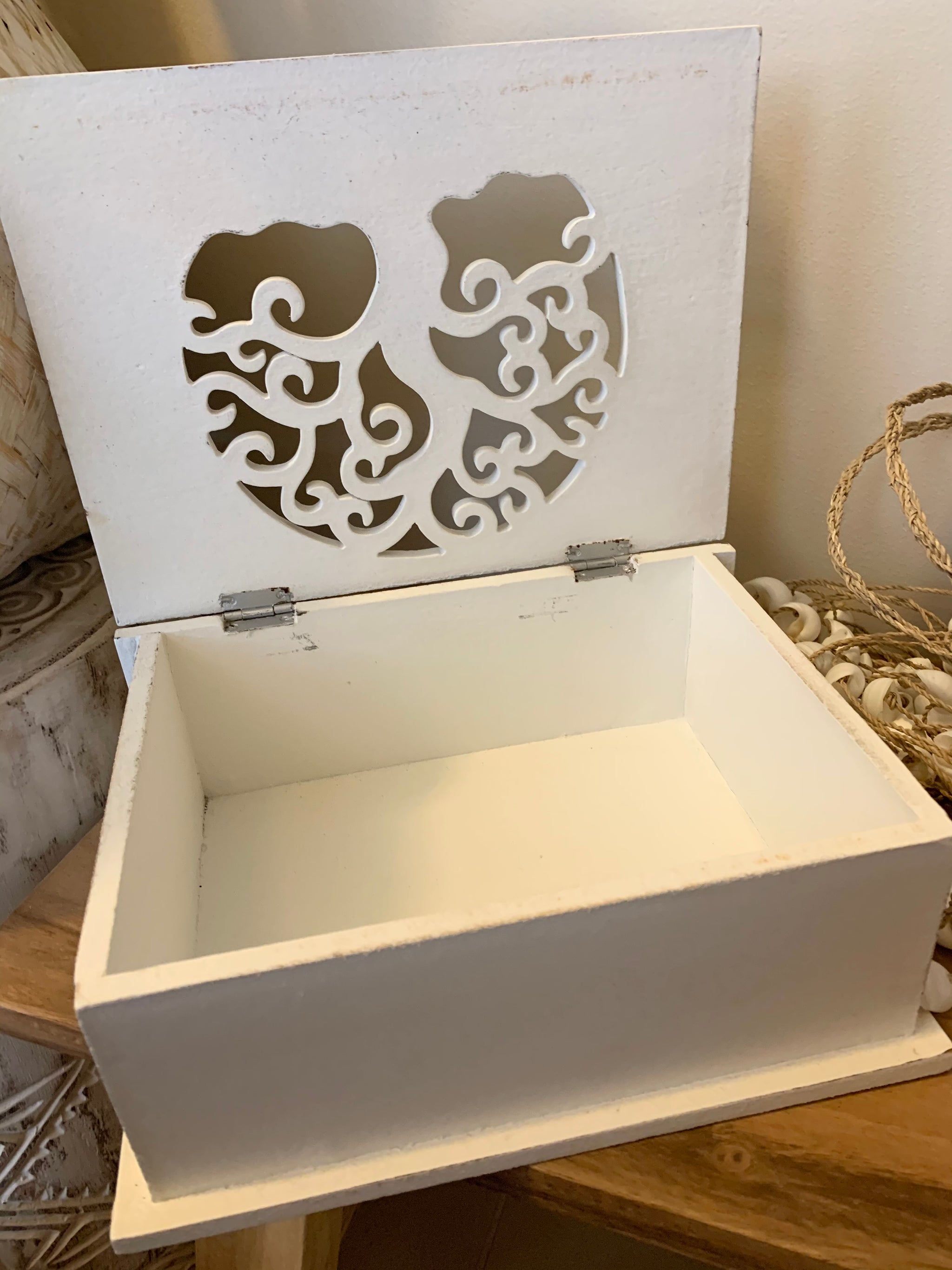 Carved tree of life white box with hinged lid.  Jewellery / storage. Large. 24cm w