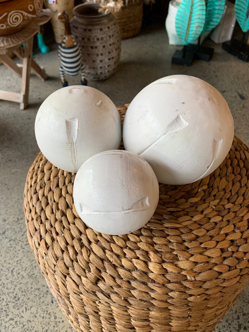 Set 3 white timber balls