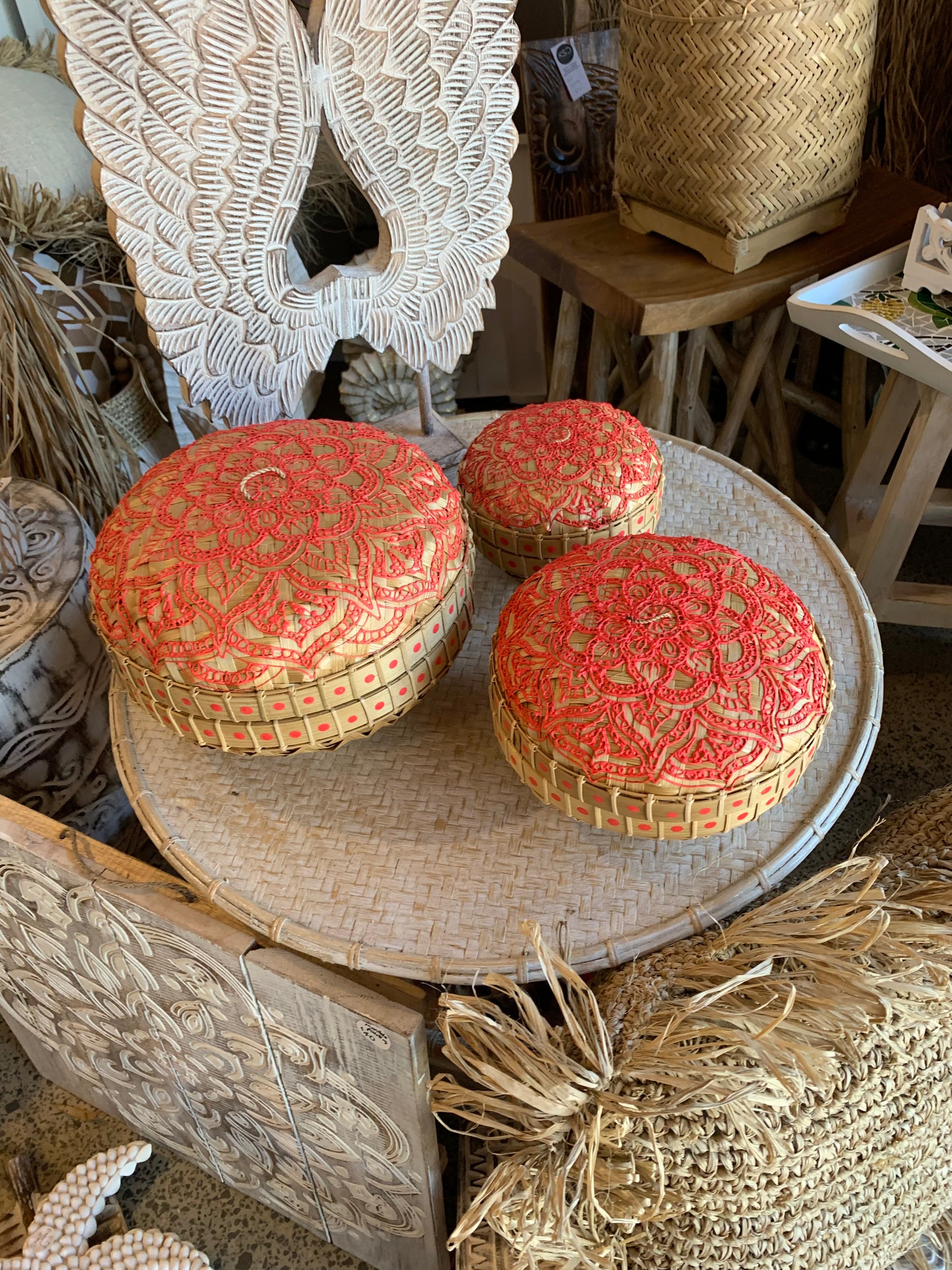 Set 3 containers and lids. Red detail